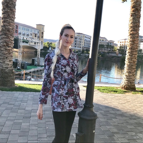 LA Kitty Beautiful Floral Sweater With Pockets - Picture 6 of 8